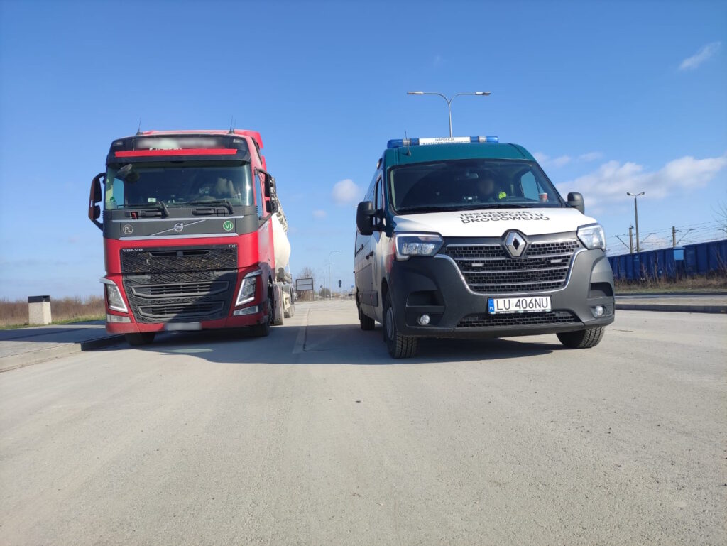 Zdjęcie polskiej ciężarówki transportującej cement.