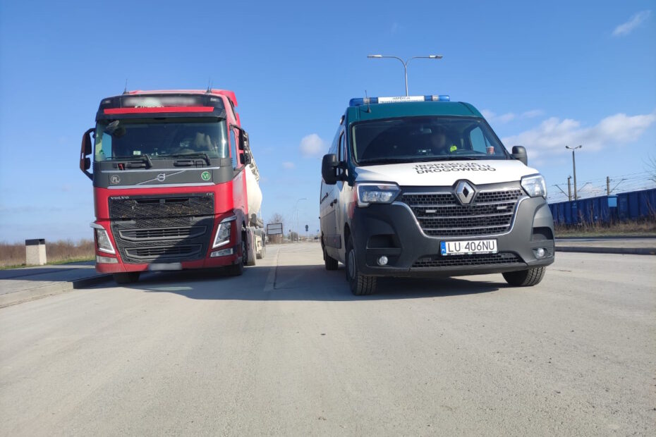 Zdjęcie polskiej ciężarówki transportującej cement.