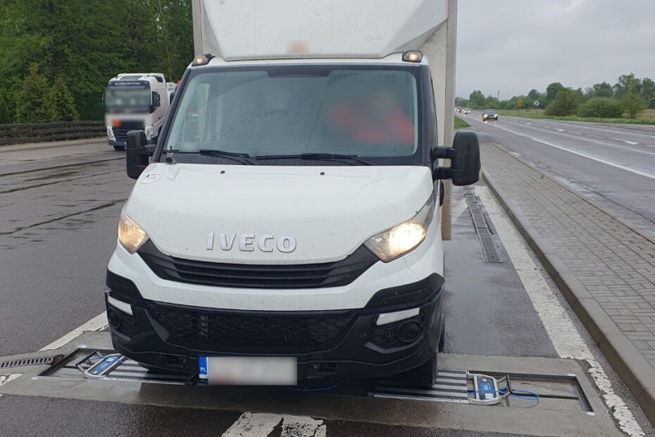 Samochód dostawczy Iveco na poboczu drogi podczas ważenia na przenośnych wagach