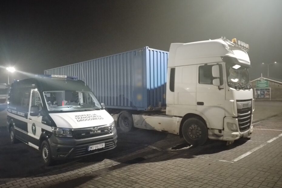 Kontrola drogowa ciężarówki przez Inspekcję Transportu Drogowego na parkingu nocą