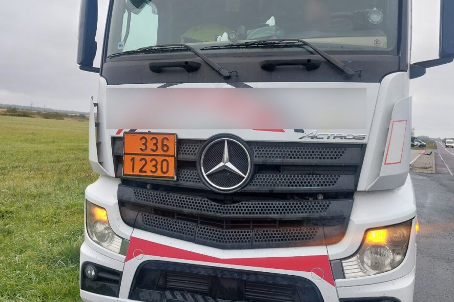 Ciężarówka przewożąca niebezpieczne materiały, widoczny numer ADR na przedniej części pojazdu.