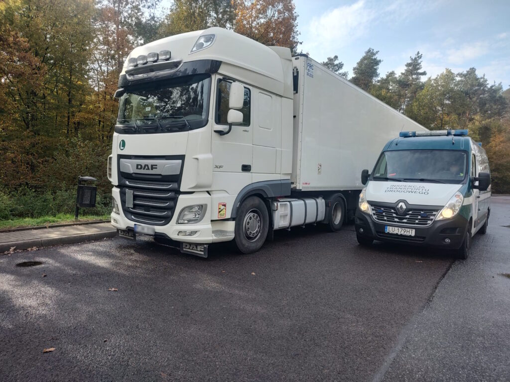 Kontrola drogowa ciężarówki DAF przez Inspekcję Transportu Drogowego