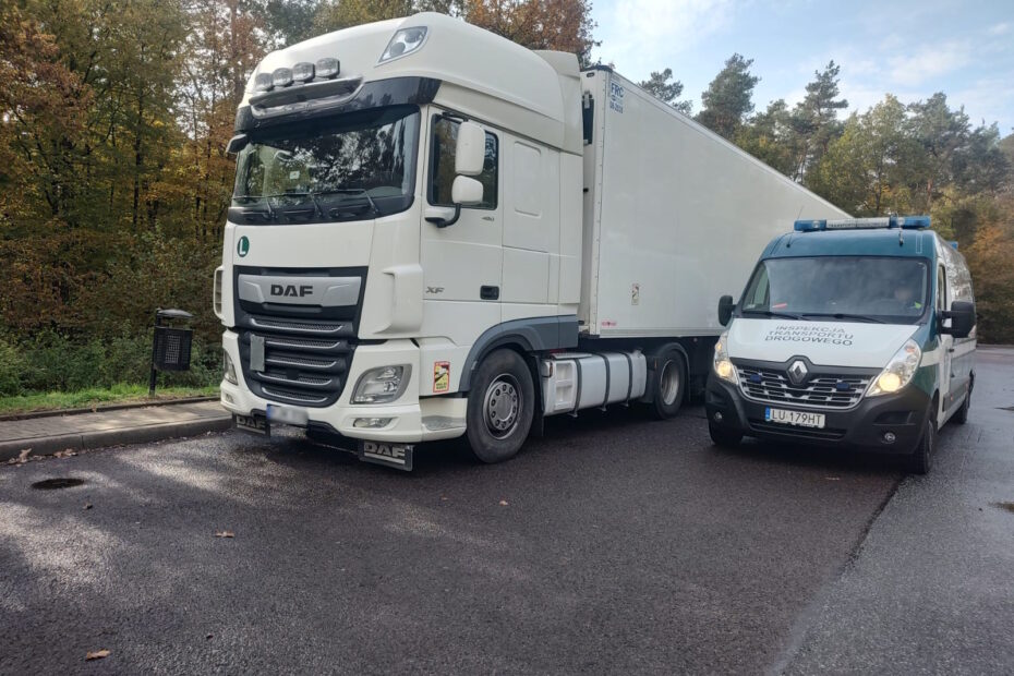 Kontrola drogowa ciężarówki DAF przez Inspekcję Transportu Drogowego