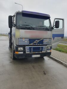 Ciężarówka zaparkowana na poboczu drogi podczas kontroli technicznej.