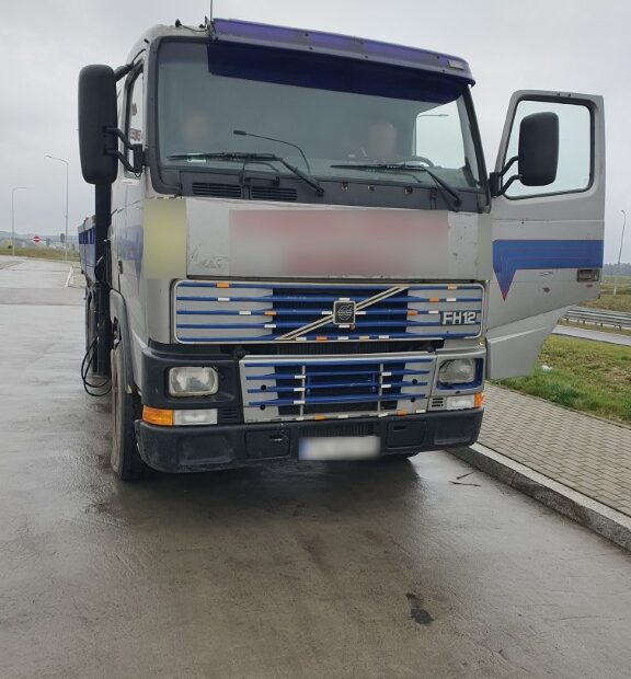 Ciężarówka zaparkowana na poboczu drogi podczas kontroli technicznej.