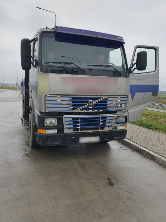 Ciężarówka zaparkowana na poboczu drogi podczas kontroli technicznej.