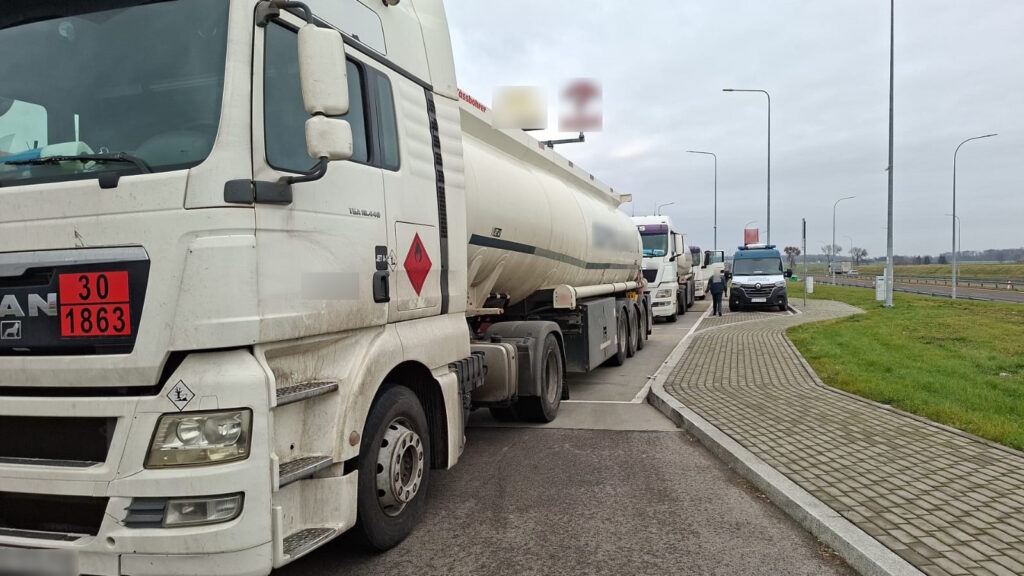Ciężarówki-cysterny z oznaczeniami ADR zatrzymane do kontroli na MOP, obok pojazd służb