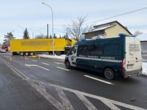 Kontrola ciężarówki przez Inspekcję Transportu Drogowego na drodze.