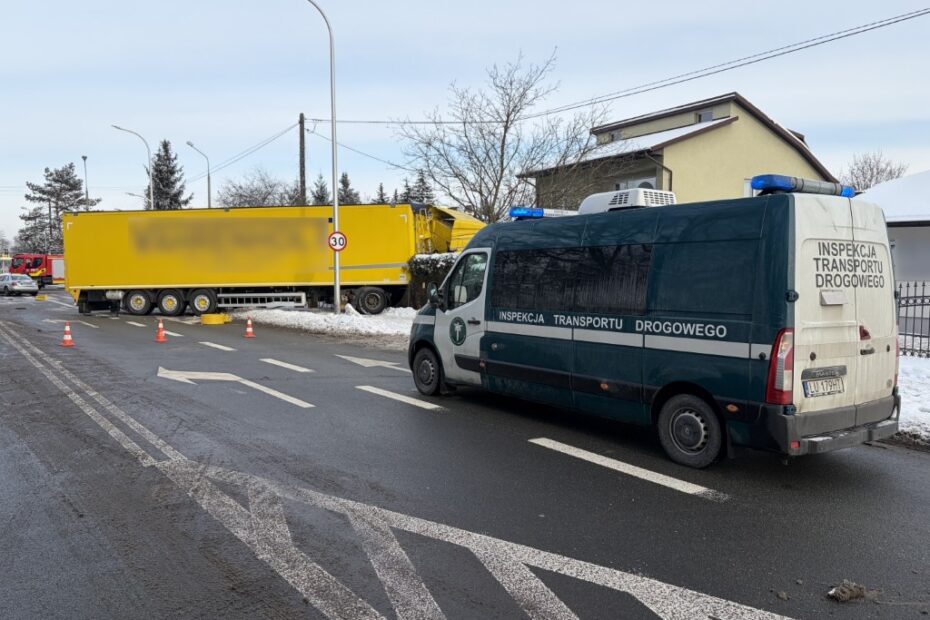 Kontrola ciężarówki przez Inspekcję Transportu Drogowego na drodze.