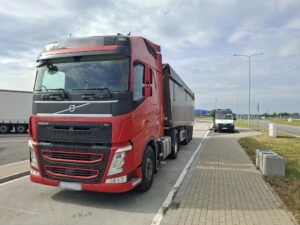 Ciągnik siodłowy Volvo z naczepą wywrotką zatrzymany do kontroli drogowej na parkingu kontrolnym