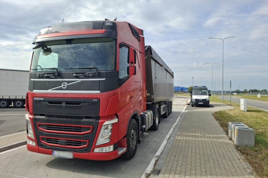 Ciągnik siodłowy Volvo z naczepą wywrotką zatrzymany do kontroli drogowej na parkingu kontrolnym