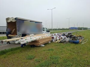 Rozładunek materiałów budowlanych i sprzętu z samochodu dostawczego podczas kontroli drogowej na parkingu kontrolnym