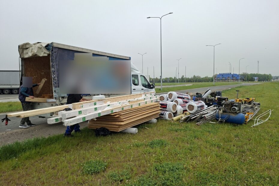 Rozładunek materiałów budowlanych i sprzętu z samochodu dostawczego podczas kontroli drogowej na parkingu kontrolnym